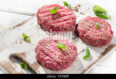 Rohen Boden Rindfleisch Burger Steak Bratlinge auf einem Holzbrett. Ansicht von oben Stockfoto