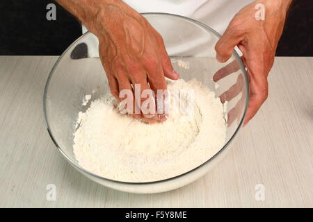 Teig, Mehl vorbereiten. Herstellung von Hefe-Brötchen-Brötchen Stockfoto