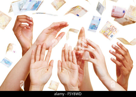 Viele verzweifelte Hände greifen nach Euro-Banknoten Stockfoto