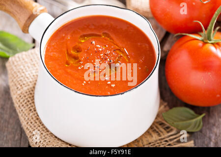 Frisch zubereitete Tomatensuppe in einem Topf mit Olivenöl Stockfoto