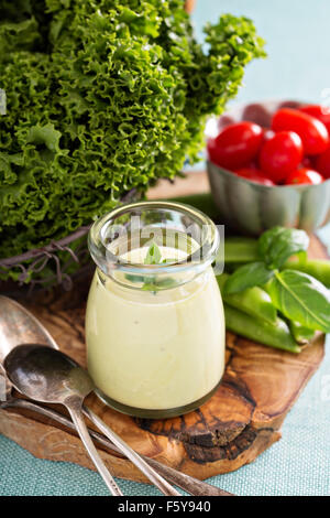 Cremige Veganer Avocado Soße oder Salat-dressing Stockfoto