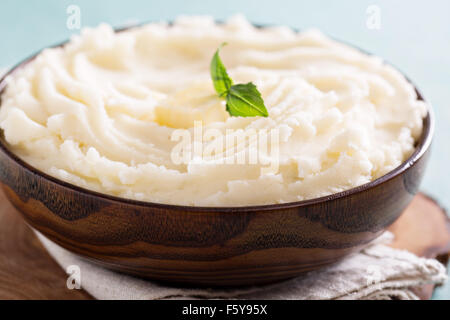 Kartoffelpüree in eine große hölzerne Schüssel Stockfoto