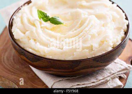 Kartoffelpüree in eine große hölzerne Schüssel Stockfoto