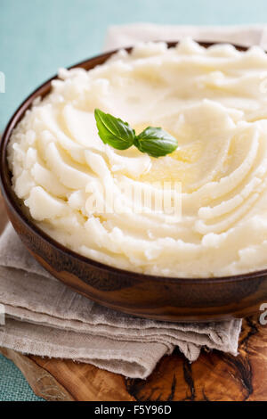 Kartoffelpüree in eine große hölzerne Schüssel Stockfoto