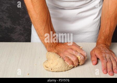 Teig zu kneten. Herstellung von Fladenbrot. Stockfoto