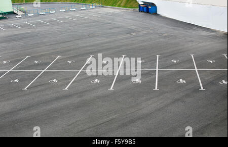 Markierungen auf dem Asphalt zum Parken für Behinderte Stockfoto