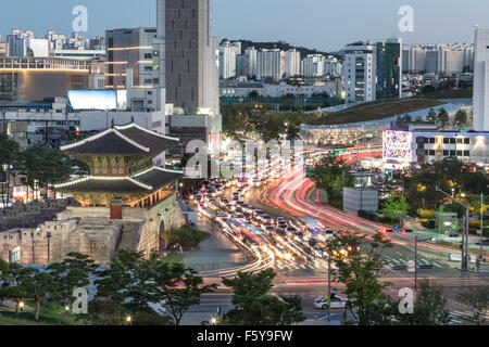 Autos laufen umher Heunginjimun Tor (oder Dongdaemun Tor) ist Teil der Festungsmauer in Seoul in der Abenddämmerung in Südkorea k Stockfoto