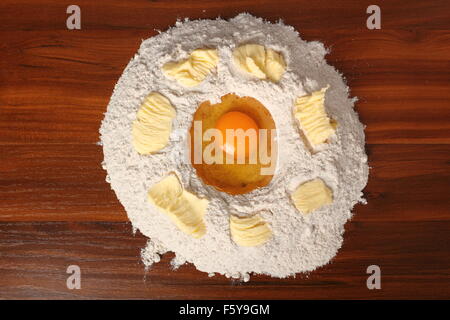 Haufen von Mehl, Ei und Butter. Weihnachten Lebkuchen machen Stockfoto
