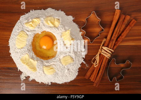 Haufen von Mehl, Ei und Butter. Weihnachten Lebkuchen machen Stockfoto