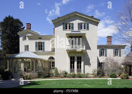 Die Seitenansicht zeigt Herrn und Burnham Konservatorium. Clifton Place, Irvington, Vereinigte Staaten. Architekt: Detlef Lienau, 1852. Stockfoto