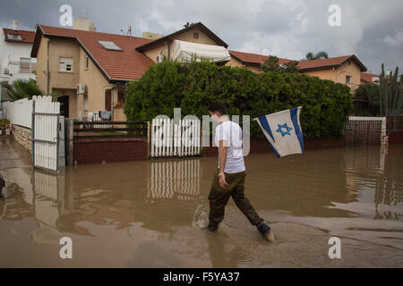 Jerusalem, Israel. 9. November 2015. Ein Mann geht in einer überfluteten Straße nach heftigen in Ashkelon, Südisrael, am 9. November 2015 Regenfällen. © JINI/Albert Sadikov/Xinhua/Alamy Live-Nachrichten Stockfoto