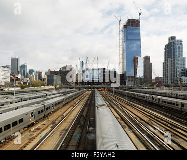 Blick von der Hochspannungsleitung auf Rangierbahnhofs. Die High Line 3. Phase, Manhatten, Vereinigte Staaten von Amerika. Architekt: Diller Scofidio and Renfro, Stockfoto