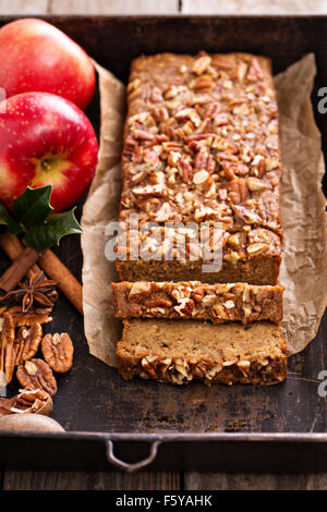 Lebkuchen-Laib Apfelkuchen mit Zimt und Nüssen Stockfoto