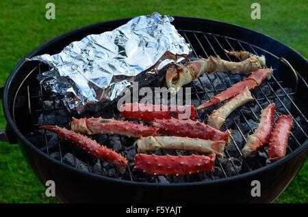 köstliche rote Königskrabbe Bein auf Barbecue im Sommer Stockfoto