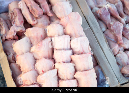 gefrorenem Hühnerfleisch auf einem Markt Stockfoto