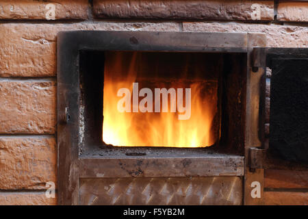 Offenes Feuer im Ofen Stockfoto
