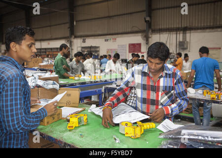 Bhiwandi, Maharashtra, Indien. 5. November 2015. 5. November 2015 - Bhiwandi - Indien. Arbeitnehmer bei der Arbeit am verfügbareSnapdeals Erfüllung Mittelpunkt bei Bhiwandi nach außen Röcke von Mumbai. VerfügbareSnapdeal ist die 3. größte Online-Händler in Indien. © Subhash Sharma/ZUMA Draht/Alamy Live-Nachrichten Stockfoto