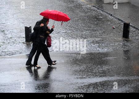 (151110)--BUENOS AIRES, 10. November 2015 (Xinhua)--die Menschen gehen im Regen in Buenos Aires, Argentinien, im 9. November 2015. Laut der lokalen Presse betroffen ein schweres Gewitter Buenos Aires. (Xinhua/Maximiliano Lina/TELAM) (Rtg) Stockfoto