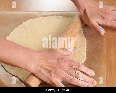 Rollende Teig zu runden. Herstellung von Schokolade Schicht Kuchen mit Frischkäse-Füllung und Schokoladenglasur. Serie. Stockfoto