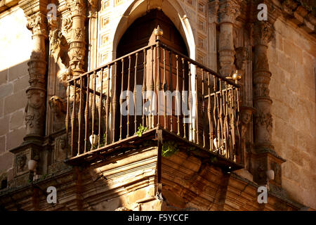 Niedrigen Winkel Schuss von einem alten Balkon bei Trujillo Stadt Spanien Stockfoto