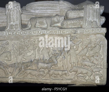 Fernan Perez de Andrade (d.1397). Spanische Ritter. Grab mit Reliefs, die Darstellung der liegenden Figur des Ritters und Szenen des Jägers von Wildschweinen. St. Francis Church. Betanzos. Spanien. Stockfoto