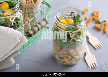 Salat in ein Gefäß mit Pasta und Kichererbsen Essen zum mitnehmen Stockfoto