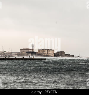 ein windiger Winternachmittag im Hafen von einer italienischen Stadt Stockfoto