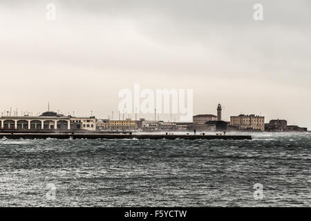 ein windiger Winternachmittag im Hafen von einer italienischen Stadt Stockfoto