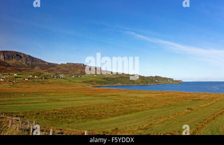 Ein Blick auf Staffin Bucht an der nordöstlichen Küste der Isle Of Skye, innere Hebriden, Schottland, Großbritannien. Stockfoto