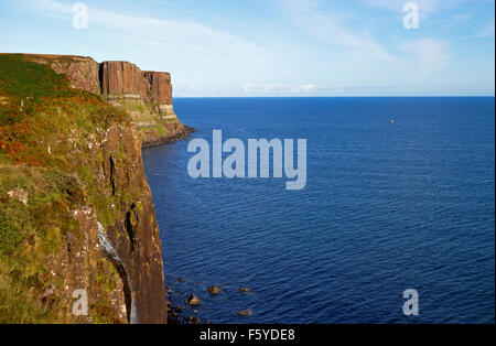 Ein Blick auf die Mealt Wasserfälle und Kilt Rock von Sound Raasay bei Ellishadder, Trotternish, Isle Of Skye, Schottland, UK. Stockfoto