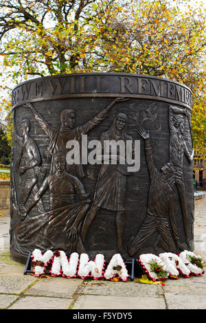 Denkmal mit Kranz im Park, Liverpool, Merseyside, England "Youll Never Walk Alone" Kranz für Erinnerung Sonntag gelegt. Stockfoto