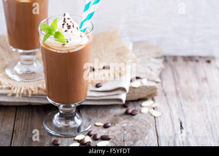 Frappuccino in ein Glas mit geschlagener Sahne und Mandel-Milch Stockfoto