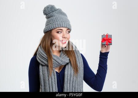 Porträt einer glücklichen Frau im Winter Tuch hält Schmuck Geschenk-Box auf einem weißen Hintergrund isoliert Stockfoto