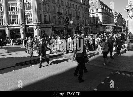 Shopper überqueren Regents Street, Oxford Street, Austausch, London, England Stockfoto