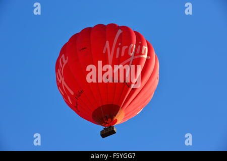 Jungfrau-Ballon abheben von einem Feld in Henley on Thames, Oxfordshire, Vereinigtes Königreich Stockfoto