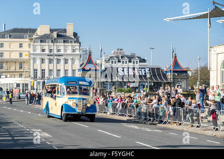 Alten Bus nähert sich der Ziellinie der London to Brighton Veteran Car Run Stockfoto