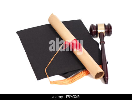 Schwarze Graduierung Hut mit Diplom und Hammer, Isolated on White Background Stockfoto