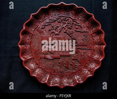Die Objekte vorgestellt:-geschnitzt von rotem Lack auf Holzkern 1403-24 Features Szenen des kaiserlichen Haushalts 35 cm Durchmesser.  -ein p Stockfoto