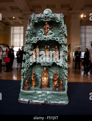 Die Objekte vorgestellt:-geschnitzt von rotem Lack auf Holzkern 1403-24 Features Szenen des kaiserlichen Haushalts 35 cm Durchmesser.  -ein p Stockfoto