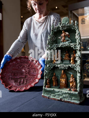 Die Objekte vorgestellt:-geschnitzt von rotem Lack auf Holzkern 1403-24 Features Szenen des kaiserlichen Haushalts 35 cm Durchmesser.  -ein p Stockfoto