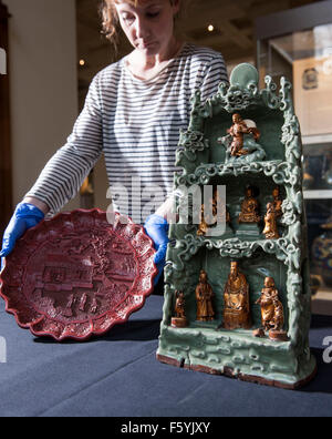 Die Objekte vorgestellt:-geschnitzt von rotem Lack auf Holzkern 1403-24 Features Szenen des kaiserlichen Haushalts 35 cm Durchmesser.  -ein p Stockfoto