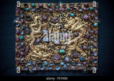 Die Objekte vorgestellt:-geschnitzt von rotem Lack auf Holzkern 1403-24 Features Szenen des kaiserlichen Haushalts 35 cm Durchmesser.  -ein paar gold Kissen endet wahrscheinlich für ein Mitglied der Ming königliche Familie - Longquan Schrein - Steinzeug Seladon Verglasung und Vergoldung Tongle Ära 1406 gemacht. an den Top oberste daoistischen Gott des Donners Fahrten Fabeltier namens eine Qilin mittleren Nische sind die drei reinen diejenigen Götter, der daoistischen Philosophie zu Kapseln. In der Mitte himmlischen Worthys. Im Zentrum befindet sich im umgekehrten Bild sichtbar ist der CW-Wert von Promordial Wesen. In der unteren Grotte sind der Jadekaiser Zentrum Witz Stockfoto