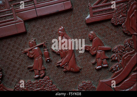 Die Objekte vorgestellt:-geschnitzt von rotem Lack auf Holzkern 1403-24 Features Szenen des kaiserlichen Haushalts 35 cm Durchmesser.  -ein paar gold Kissen endet wahrscheinlich für ein Mitglied der Ming königliche Familie - Longquan Schrein - Steinzeug Seladon Verglasung und Vergoldung Tongle Ära 1406 gemacht. an den Top oberste daoistischen Gott des Donners Fahrten Fabeltier namens eine Qilin mittleren Nische sind die drei reinen diejenigen Götter, der daoistischen Philosophie zu Kapseln. In der Mitte himmlischen Worthys. Im Zentrum befindet sich im umgekehrten Bild sichtbar ist der CW-Wert von Promordial Wesen. In der unteren Grotte sind der Jadekaiser Zentrum Witz Stockfoto