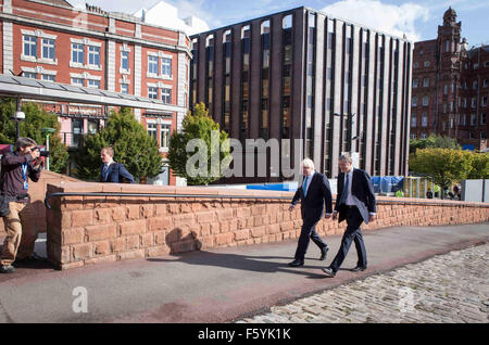 Der Parteitag der konservativen Bürgermeister von London, Boris Johnson kommt auf der Konferenz mit Zac Goldsmith Stockfoto