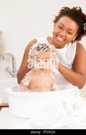 Portraitbild Mutter lächelnd, während ihr Sohn Baden Stockfoto