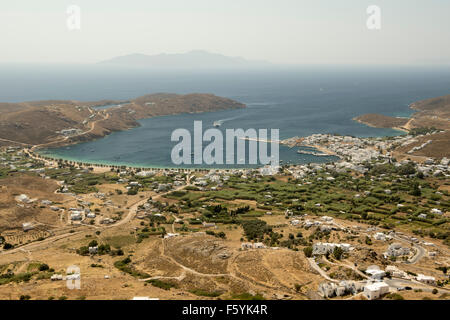 Ein Blick vom höchsten Punkt von Serifos Stadt zum Hafen, Insel Serifos, Griechenland Stockfoto