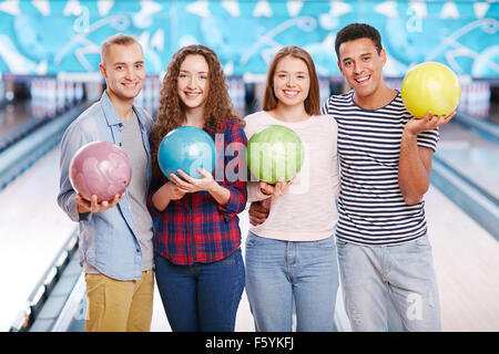 Gruppe von Menschen, die Spaß, bowling und lächelnd Stockfoto