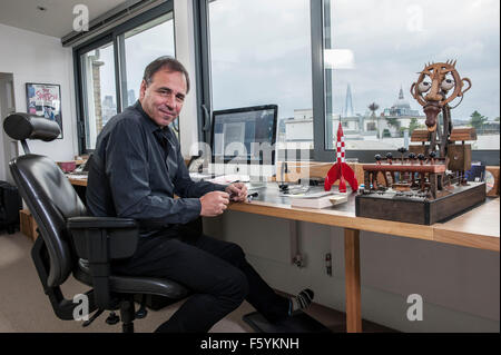 Autor Anthony Horowitz am Schreibtisch in seinem Büro zu Hause Stockfoto