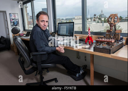 Autor Anthony Horowitz am Schreibtisch in seinem Büro zu Hause Stockfoto