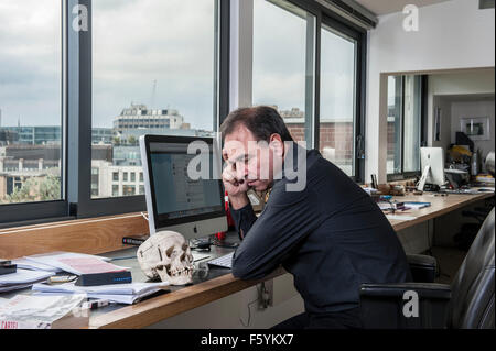 Autor Anthony Horowitz am Schreibtisch in seinem Büro zu Hause Stockfoto